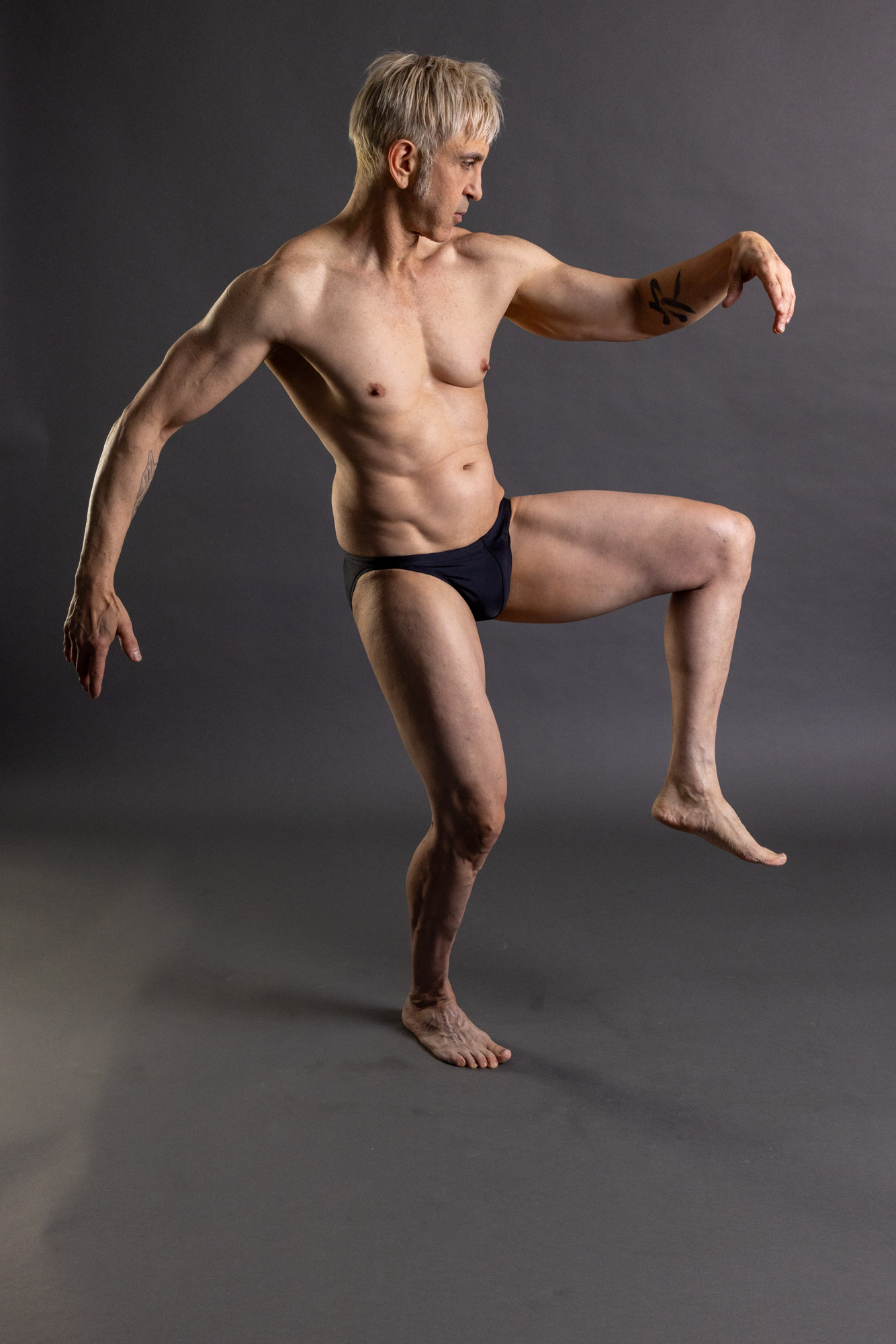 figure drawing reference pose head to foot balance alignment