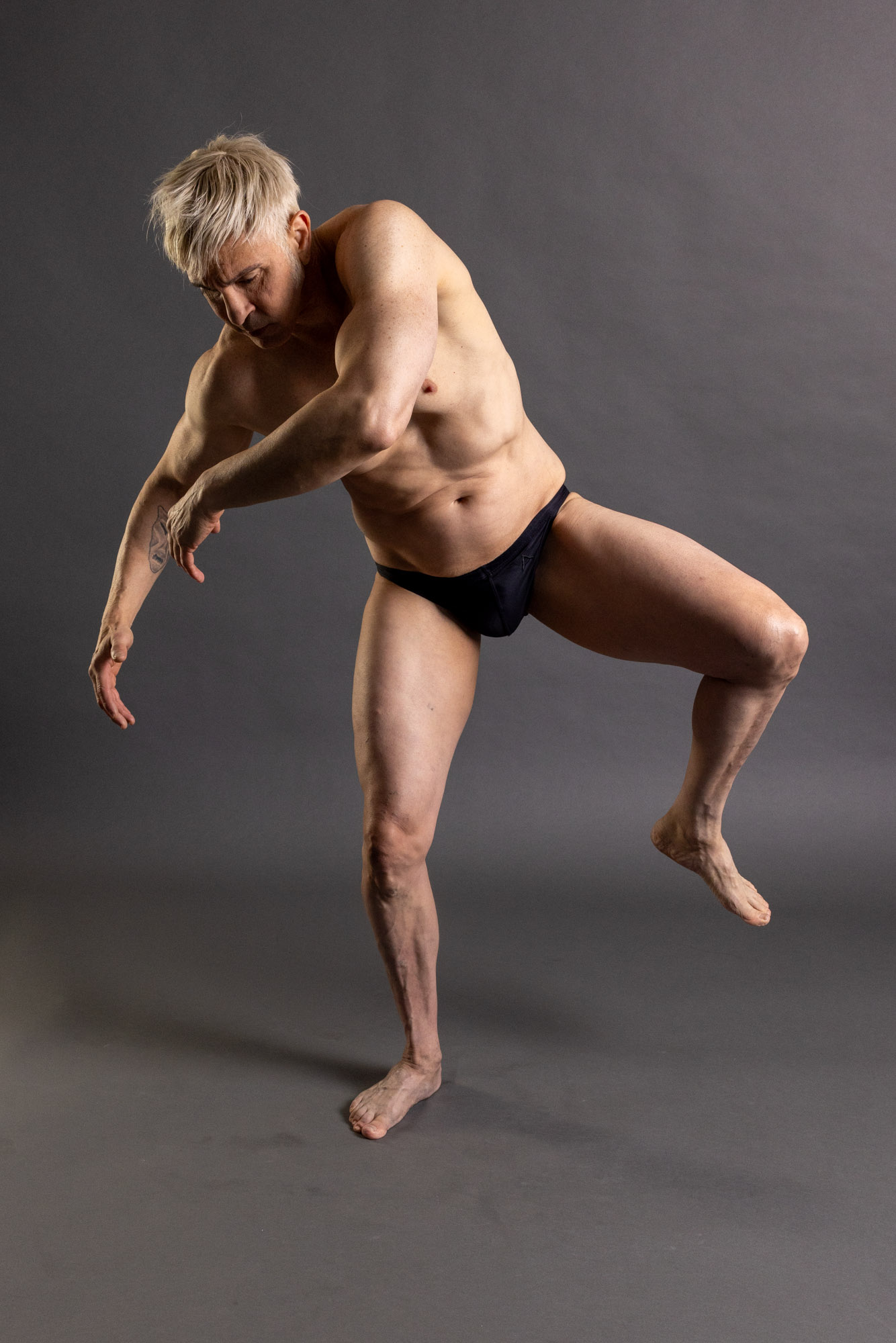 figure drawing reference pose curve to straight transition through stance